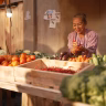 senior woman choosing fresh vegetables market Saúde e Bem-estar