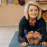 mature woman smiling during yoga stretch Saúde e Bem-estar