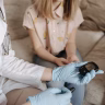 older woman checking blood glucose Saúde e Bem-estar