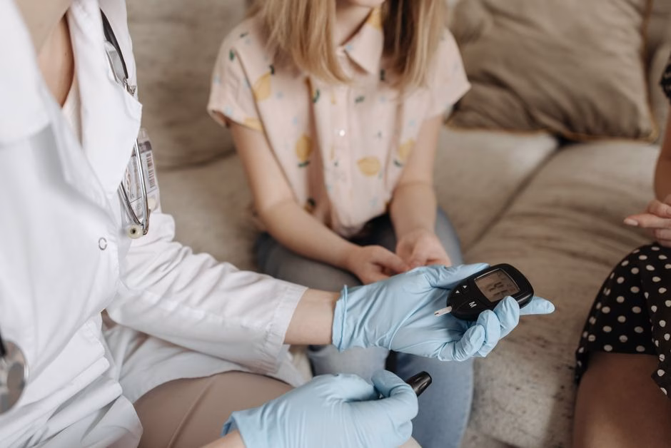 older woman checking blood glucose Saúde e Bem-estar