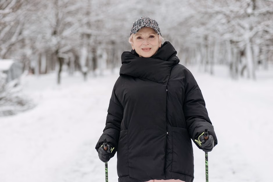 elderly woman walking winter park Saúde e Bem-estar