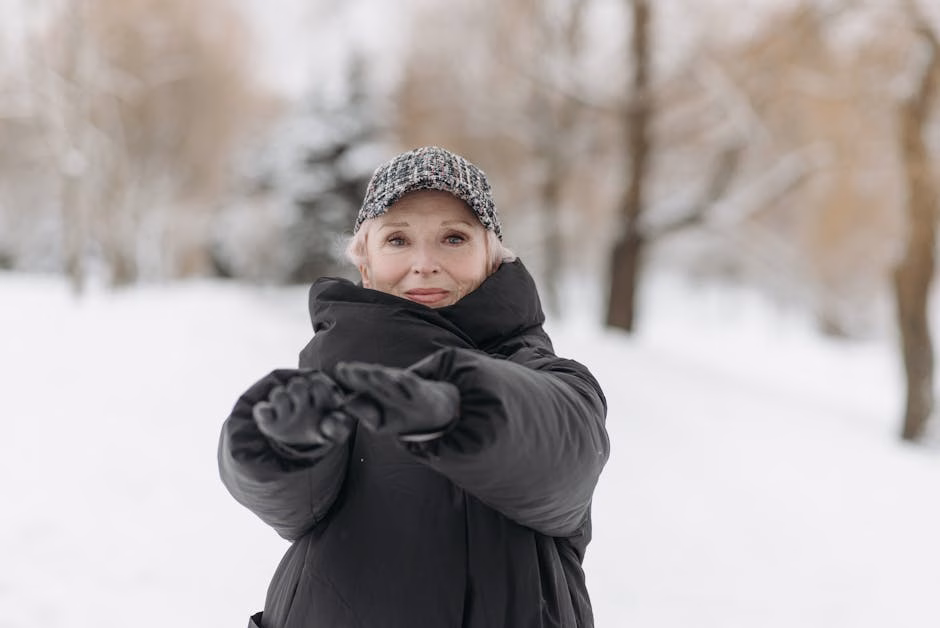 elderly woman layering winter clothes Saúde e Bem-estar