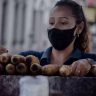 older woman choosing grilled corn Saúde e Bem-estar