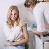 older woman getting flu shot Saúde e Bem-estar