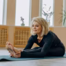 elderly woman stretching knee Saúde e Bem-estar