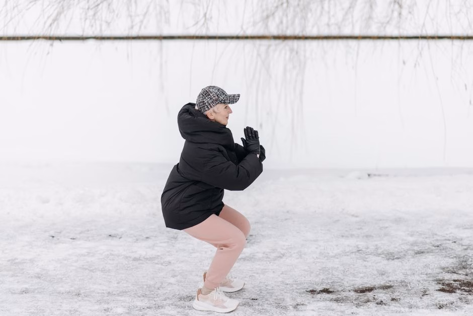 elderly woman stretching knee saude