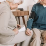 elderly woman checking blood pressure Saúde e Bem-estar