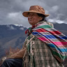 elderly woman wearing blanket Saúde e Bem-estar