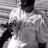 elderly woman holding hand stairs Saúde e Bem-estar