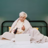 elderly woman wrapping warm blanket Saúde e Bem-estar