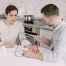elderly woman checking blood pressure Saúde e Bem-estar
