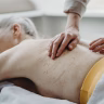 elderly woman self-massage livingroom Saúde e Bem-estar