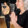 elderly woman practicing balance Saúde e Bem-estar