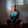 middle-aged woman doing squats kitchen Saúde e Bem-estar