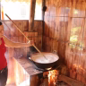 grandmother stirring curry pot Saúde e Bem-estar