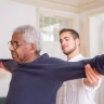 therapist guiding elderly woman exercises Saúde e Bem-estar