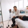 elderly woman using walker Saúde e Bem-estar