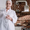 elderly woman pouring water Saúde e Bem-estar