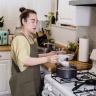 woman stirring pot with oats Saúde e Bem-estar