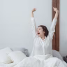 woman waking night sweat blanket Saúde e Bem-estar