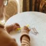 elderly person sorting pills organizer Saúde e Bem-estar
