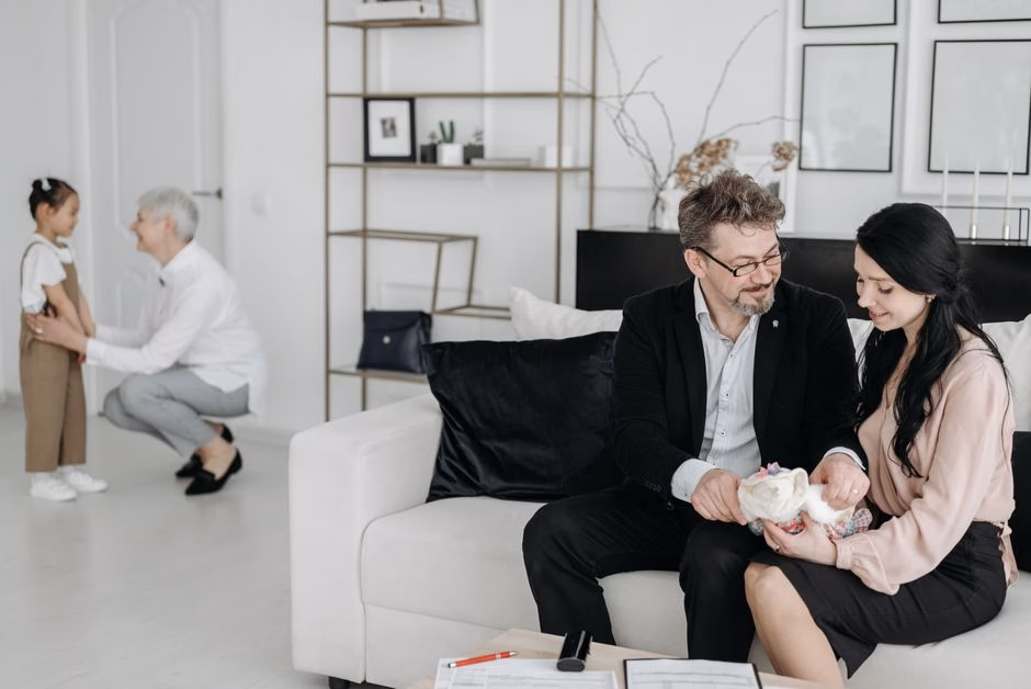 multigenerational family talking living room Saúde e Bem-estar