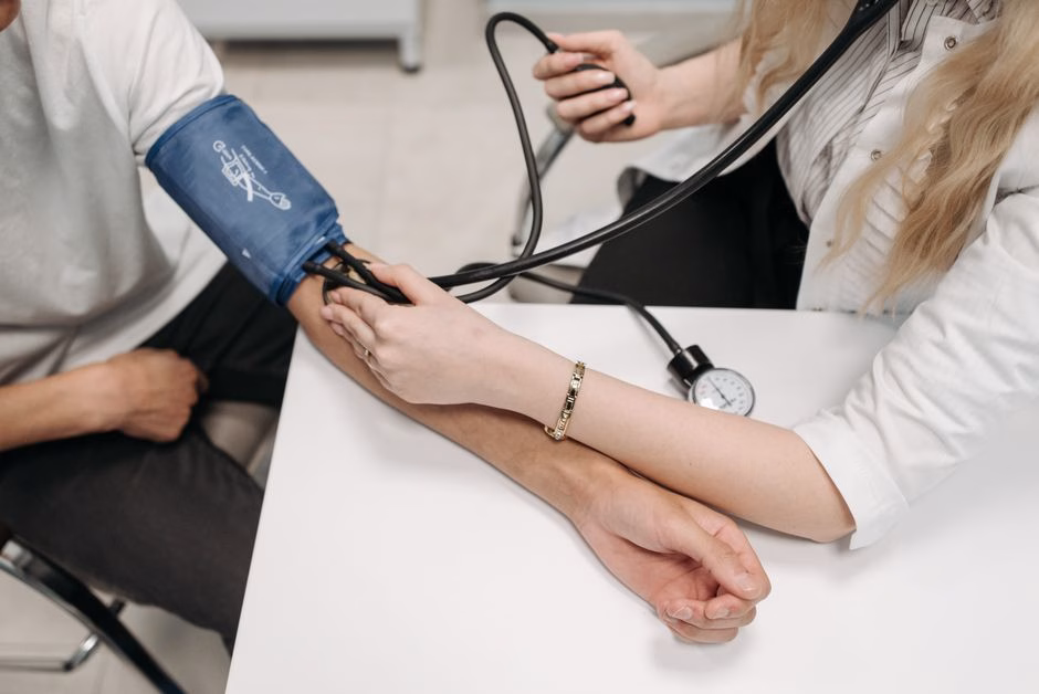 doctor measuring blood pressure senior Saúde e Bem-estar